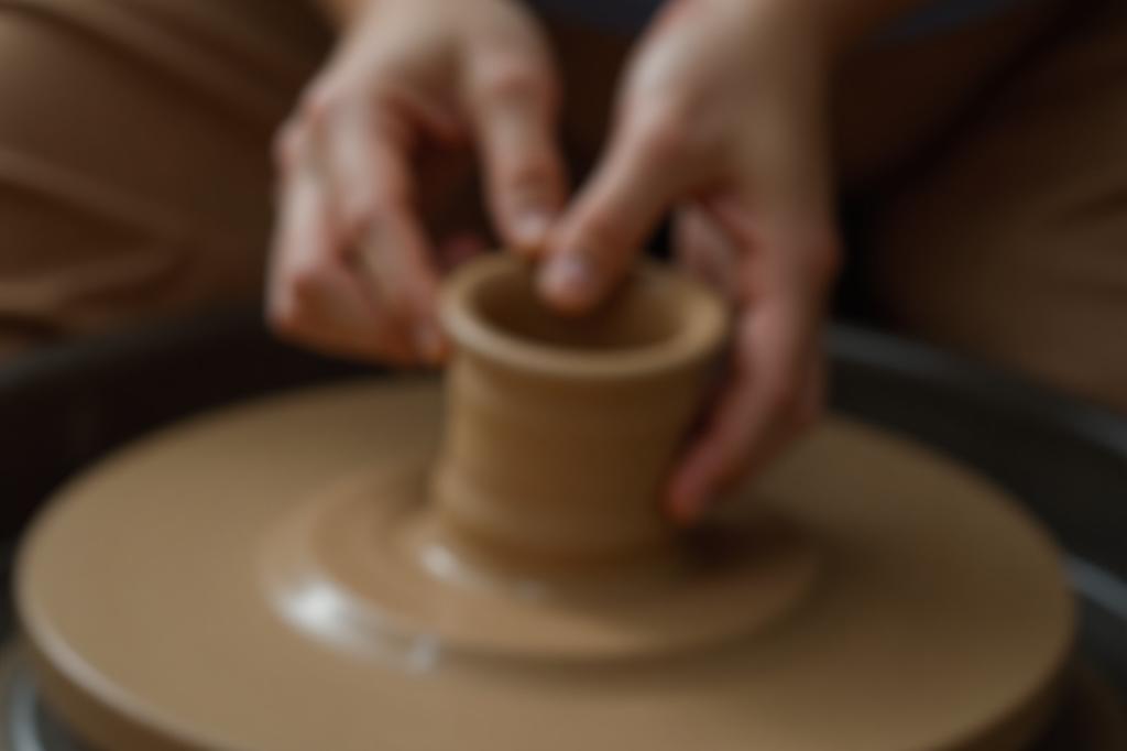 Eine Detailaufnahme von Händen, die sanft feuchten Ton auf einer Töpferscheibe formen, mit einem Gefühl von Ruhe und Konzentration.